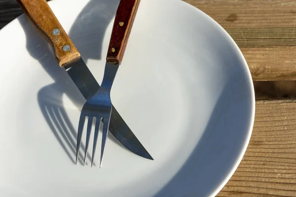 Placa vacía con cuchillo y tenedor —  Fotos de Stock