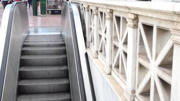 에스컬레이터와 계단을 옮기는 — 비디오