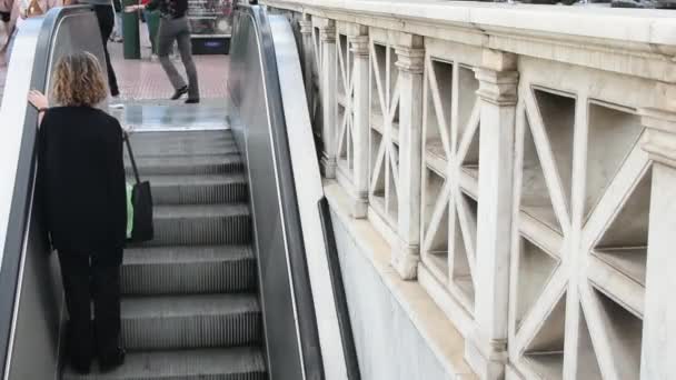 Une Femme Tenant Sac Main Sortant Station Métro Par Escalier — Video