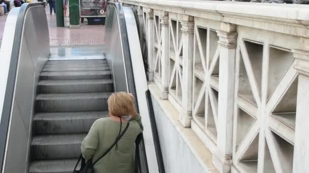 Vidéo Une Femme Montant Aide Escalator Station Métro — Video