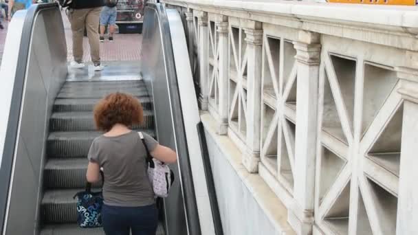 Videó Három Megy Fel Mozgólépcső Metró Állomás — Stock videók