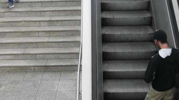 Jeune Homme Avec Chapeau Montant Utilisant Escalator Une Station Métro — Video