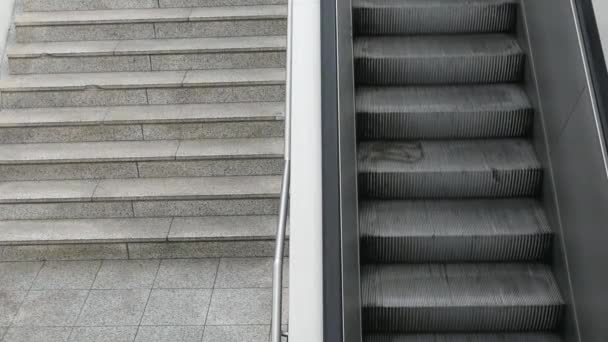 Mujer Joven Sosteniendo Una Mochila Subiendo Usando Escaleras Mecánicas Una — Vídeos de Stock