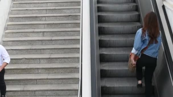 Vidéo Personnes Pressées Utilisant Les Escaliers Escalator Station Métro — Video