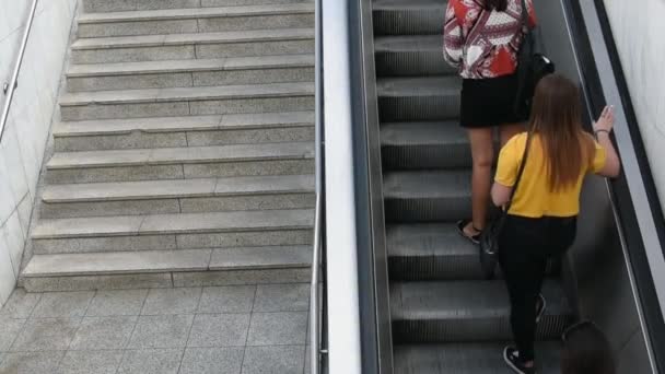 Tres Hembras Jóvenes Subiendo Usando Escaleras Mecánicas Una Estación Metro — Vídeo de stock