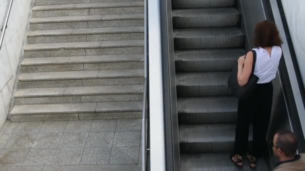 Slow Motion Video Woman Man Going Using Escalator Metro Station — Αρχείο Βίντεο