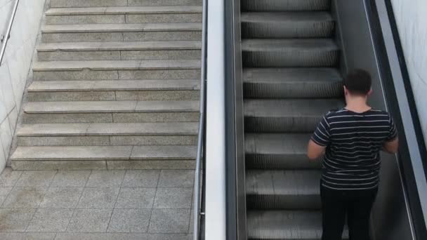 Zpomalené Video Mladého Muže Který Jde Nahoru Eskalátoru Stanici Metra — Stock video