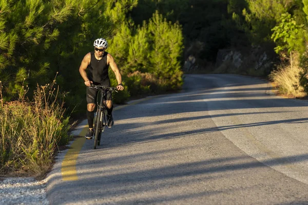 Cycliste masculin sur une route de montagne — Photo