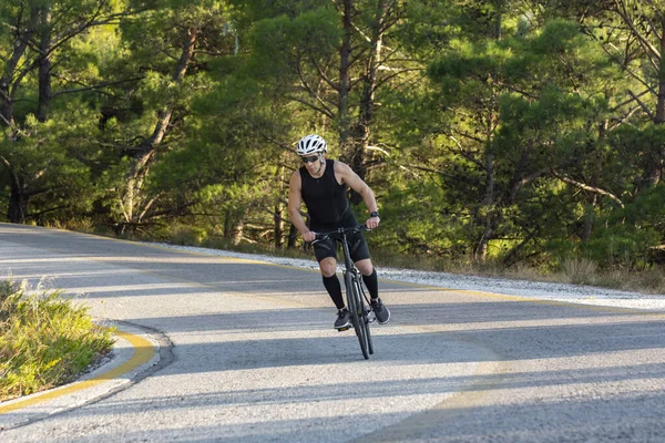 Bersepeda motor laki-laki di jalan pegunungan — Stok Foto