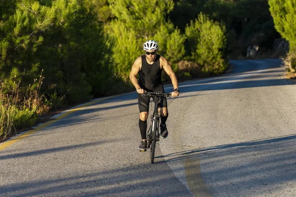 Cycliste masculin sur une route de montagne — Photo