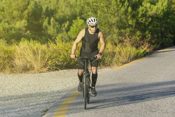 男子骑自行车在山路上 — 图库照片