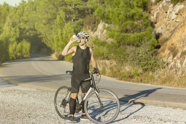 Cycliste masculin repos et boire une boisson isotonique — Photo