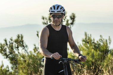 Bisikletli bir erkek.