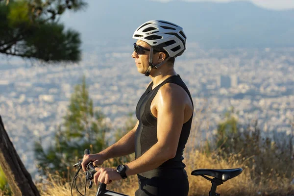 Homme cycliste debout avec son vélo — Photo