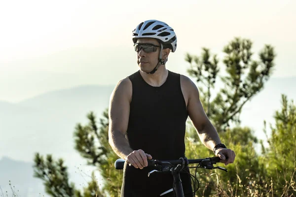 Homme cycliste debout avec son vélo — Photo