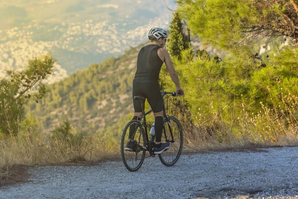 Atlet laki-laki pengendara sepeda berkuda di jalur gunung — Stok Foto