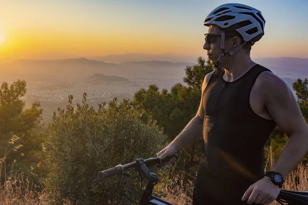 Pria biker menonton matahari terbenam — Stok Foto