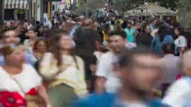 Atina / Yunanistan 10 / 27 / 2019 Kasabanın işlek caddesinde yürüyen kalabalık zaman aşımına uğradı