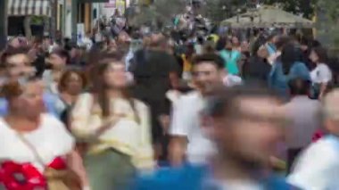 Kasabanın işlek caddesinde yürüyen kalabalığın zaman aşımı