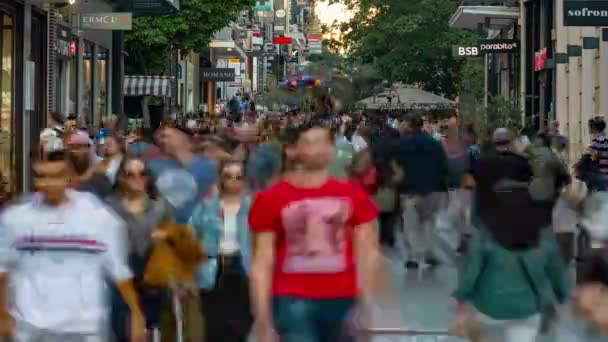 Atina Yunanistan 2019 Kasabanın Işlek Caddesinde Yürüyen Kalabalık Zaman Aşımına — Stok video