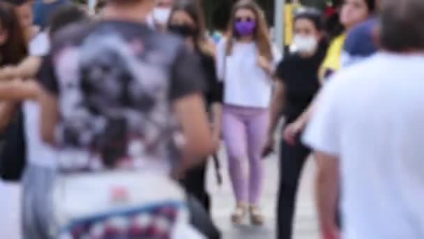 通りを横断する人々のぼやけたビデオと彼らの一部を身に着けています保護マスクのためにザ Covid 19流行 — ストック動画