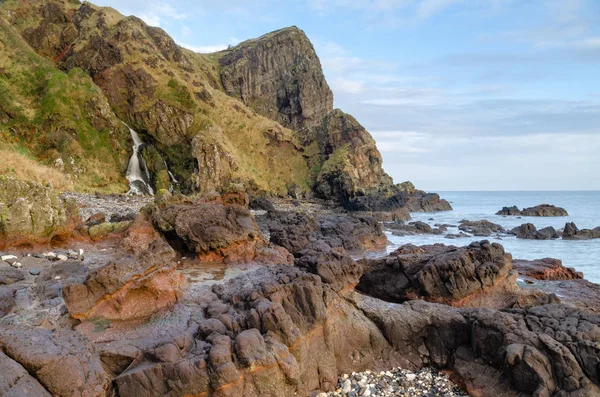 La cabecera de los Gobbins es una importante atracción turística a lo largo de la escarpada e impresionante hermosa costa norte de Antrim Islandmagee . —  Fotos de Stock