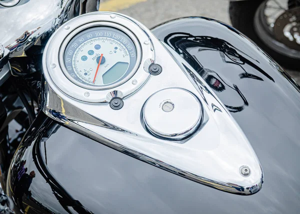 Un panel de instrumentos de motocicleta montado en el tanque de combustible de los vehículos . —  Fotos de Stock