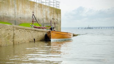 Sandal bir slipway yanında demirledi