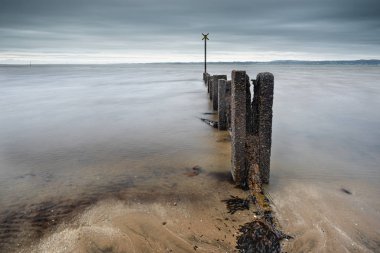 Zayıflamış bir deniz savunma groyne