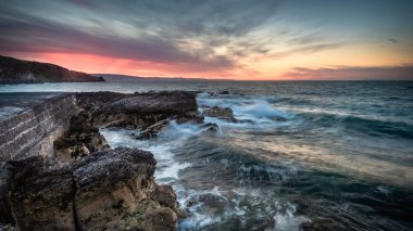 Portmuck, Islandmagee, Ilçe Antrim, Kuzey Irlanda: liman duvarının ötesinde.