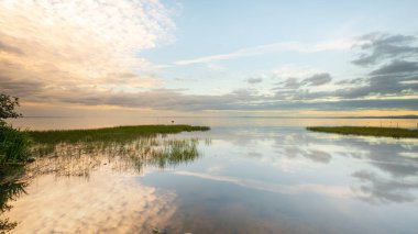 Lough Neagh, County Armagh, Kuzey İrlanda'nın sakinleştirilmiş sularında yansımalar 