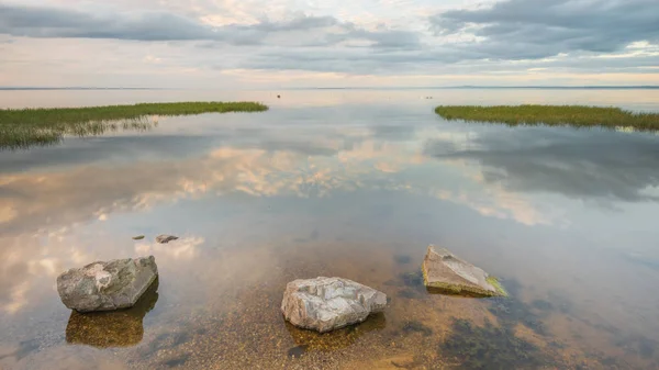 Réflexions sur une Lough Neagh becalmed Image En Vente