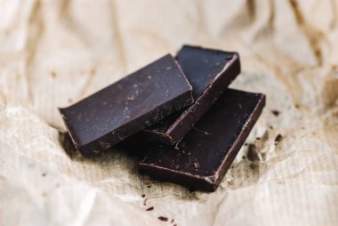 Kraft kağıt üzerinde çikolata kiremit parçaları