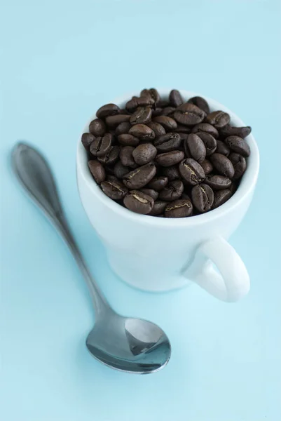 Korn av kaffe i en kopp. — Stockfoto