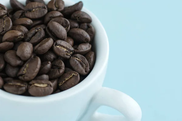 Kaffeekörner in einer Tasse. — Stockfoto
