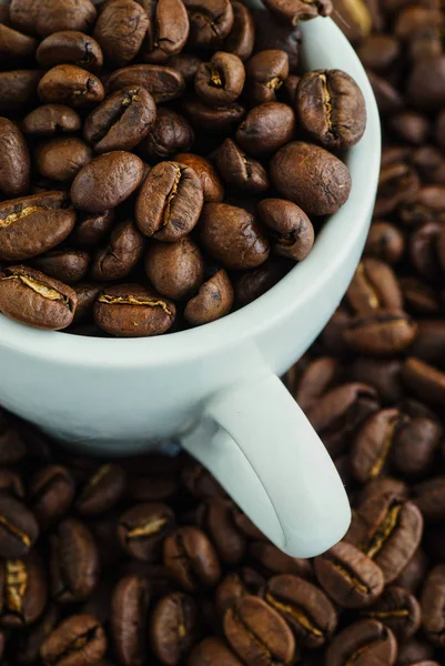 Granos de café en una taza . — Foto de Stock