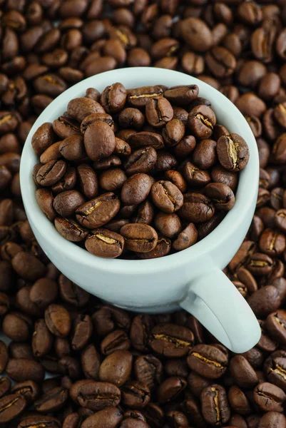 Granos de café en una taza . —  Fotos de Stock