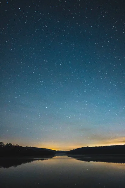 Cielo nocturno sobre paisaje rural . — Foto de Stock