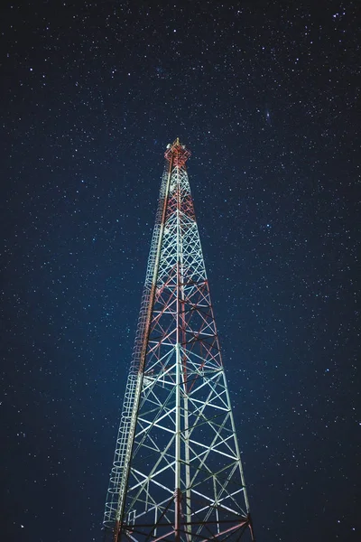 전화 안테나와 밤 하늘 — 스톡 사진