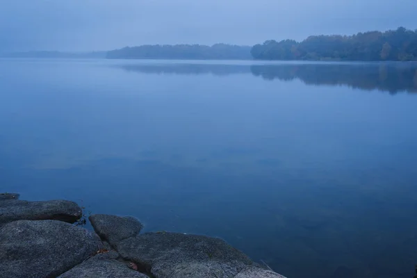 Mattina nebbiosa sul fiume — Foto Stock