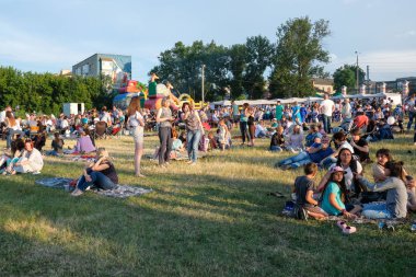 Tulchin, Ukrayna. 9 Haziran, 2018. Festival seyirci. Operafest-Tulchyn 2018 açık hava Opera Festivali sırasında sayısı Potocki Sarayı.