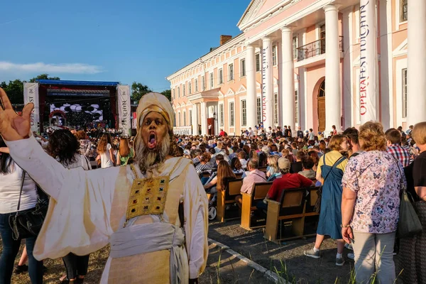 Tulczin Ukraina Czerwca 2018 Festiwalowa Publiczność Pałacu Hrabiego Potockiego Podczas — Zdjęcie stockowe