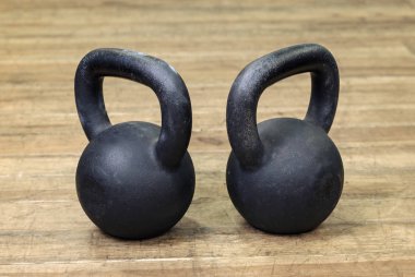 iki ağır kettlebell siyah ahşap arka plan üzerinde