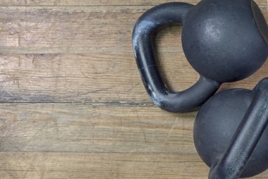 iki ağır kettlebell siyah ahşap arka plan üzerinde