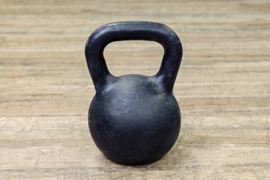Ahşap zemin üzerinde siyah ağır kettlebell