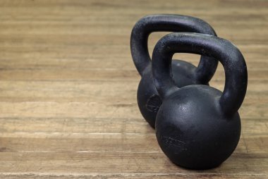 iki ağır kettlebell siyah
