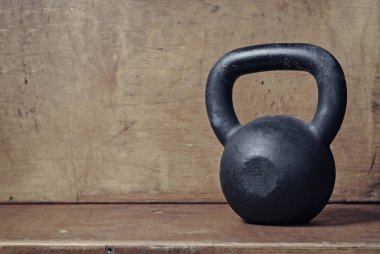 Kettlebell ahşap arka plan siyah
