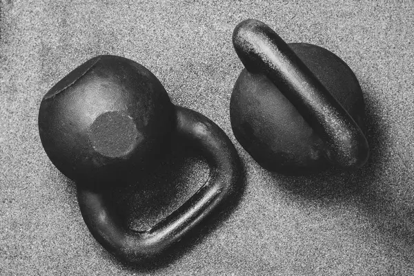 灰色の背景に黒い重いケトルベル — ストック写真