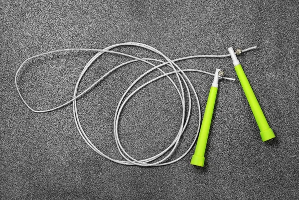 フィットネスのための灰色の背景に緑色のロープ — ストック写真