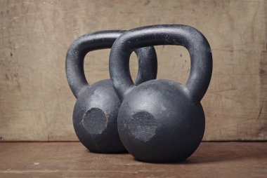 iki ağır kettlebell siyah ahşap arka plan üzerinde